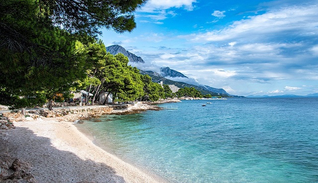 Ausblick auf Strand, Meer, Wälder und Gebirge in Kroatien