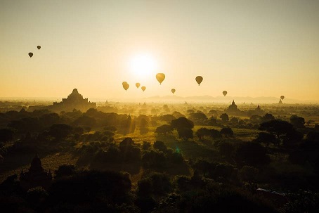 Heißluftballons am dämmernden Himmel